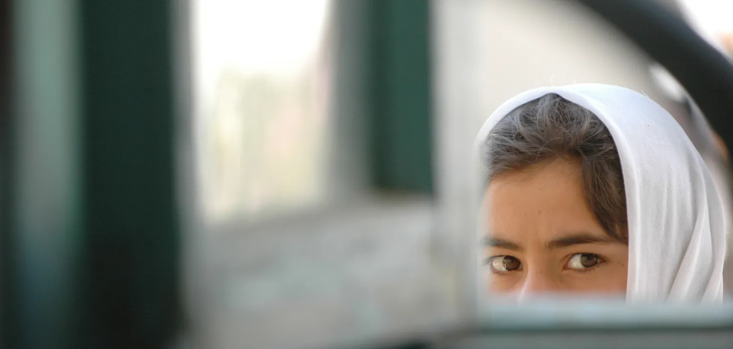 Ausschluss der Mädchen von höherere Bildung in Afghanistan: Eine Schülerin blickt durch ein Fenster