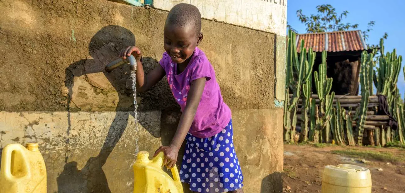 Patenkind Kamama aus Kenia zapft Trinkwasser