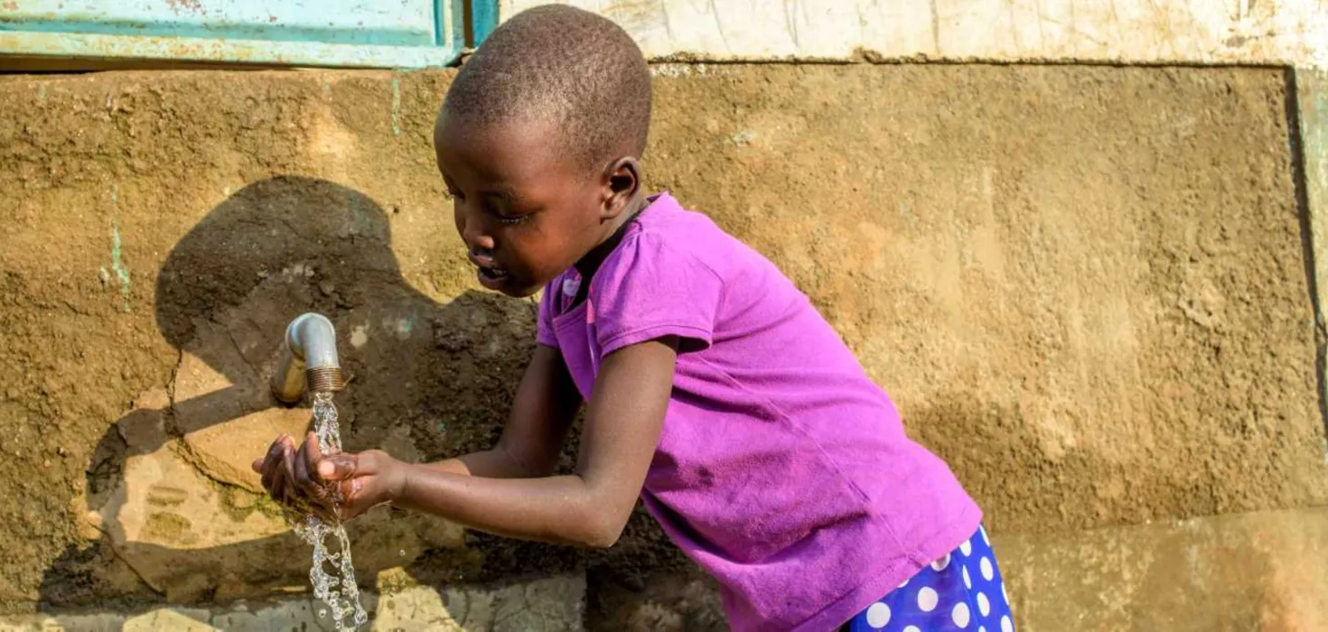 Patenkind Kamama aus Kenia trinkt sauberes Wasser