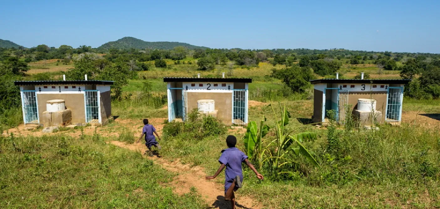 Toilettenblock einer Schule in Zambia