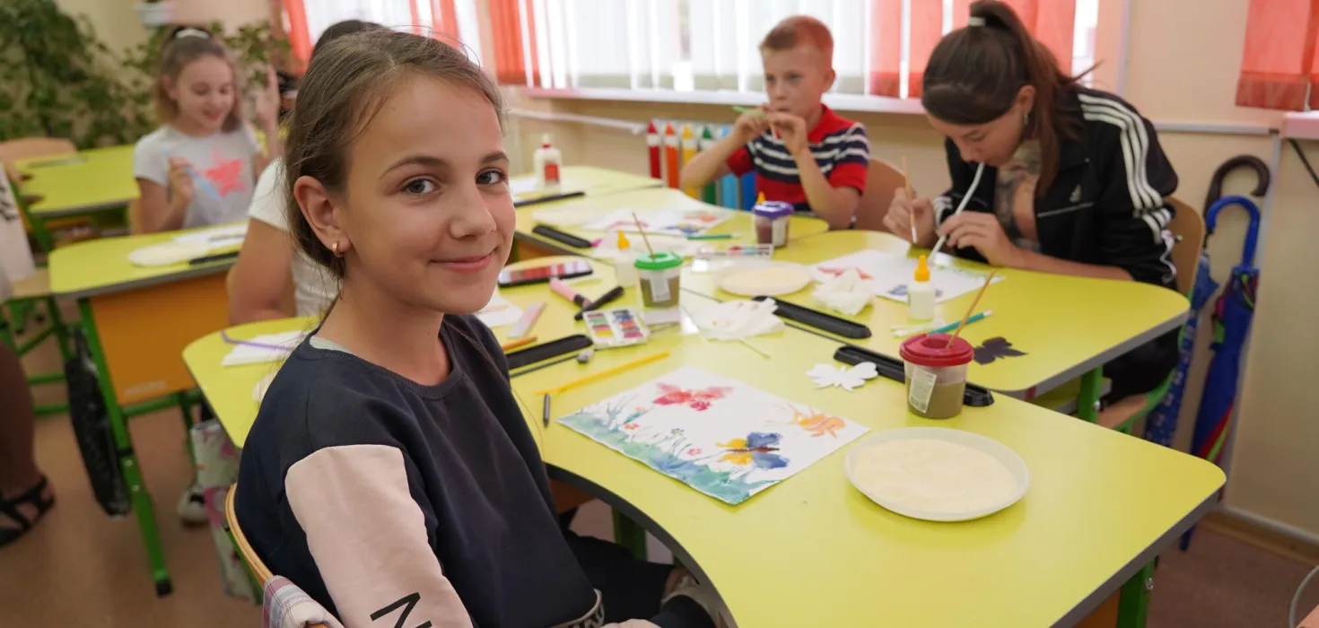Ukrainische Kinder aus verschiedenen Regionen in einer Kunsttherapie-Gruppe