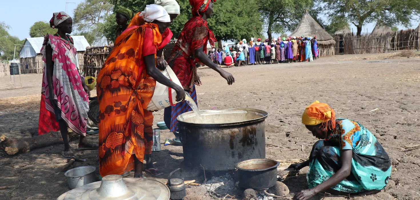 Frauen in Afrika beim Kochen