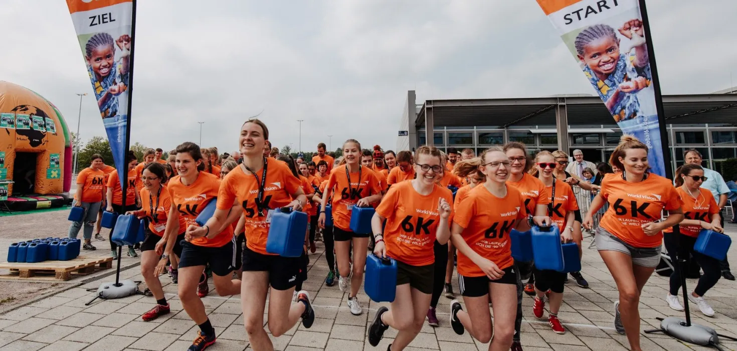 Mit großem Elan starteten Teilnehmer des Willow Creek-Kongresses in Deutschland zum Global 6k-Charity-Lauf von World Vision.