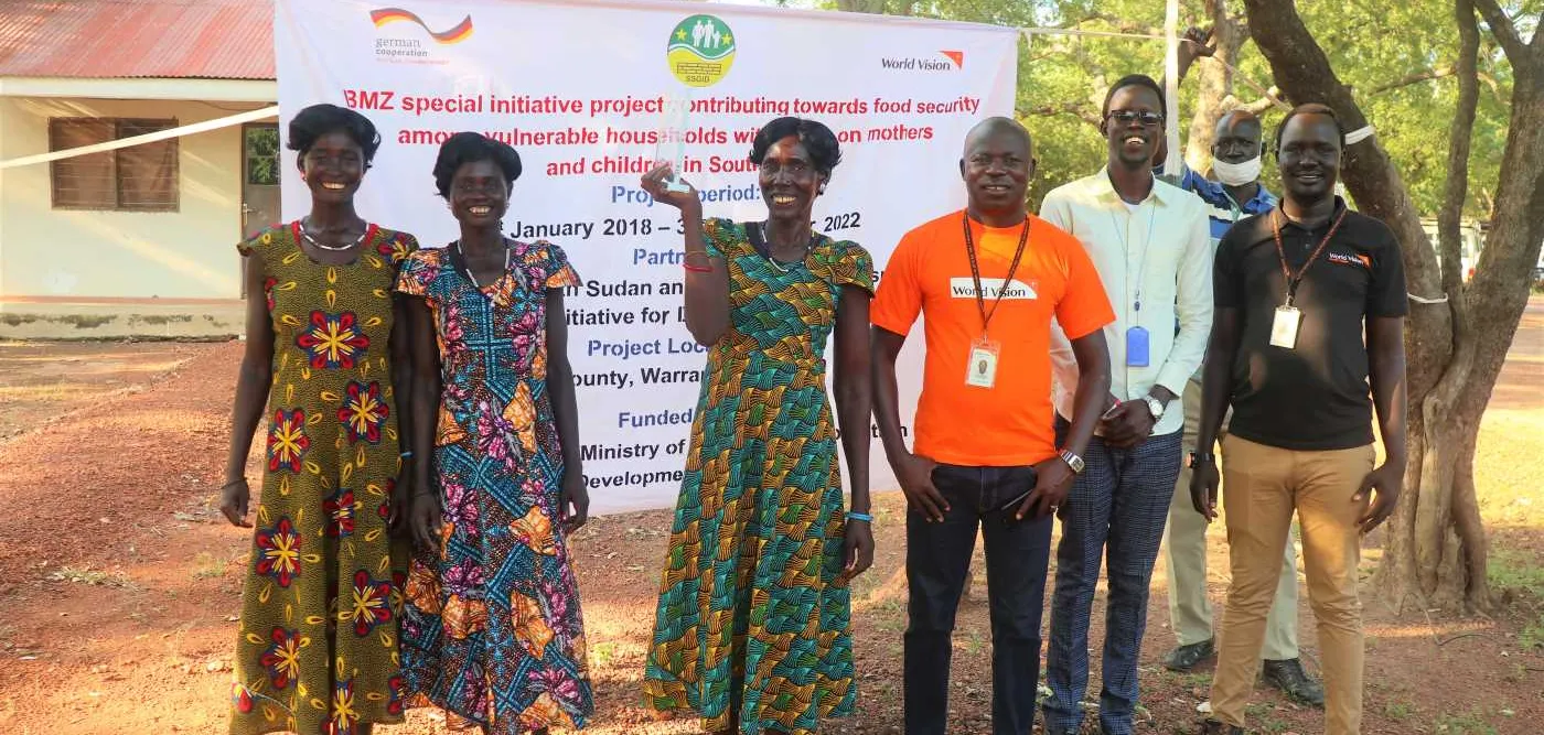 Die Preisträgerin erhält Glückwünsche von World Vision, von der lokalen Regierung und von Vetreterinnen ihres Dorfes.