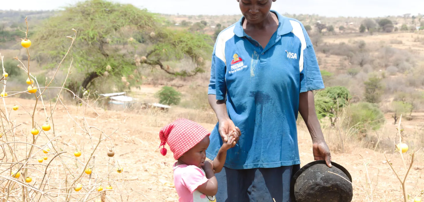 Farmer mit Kind in einer von Dürre betroffenen Region in Kenia