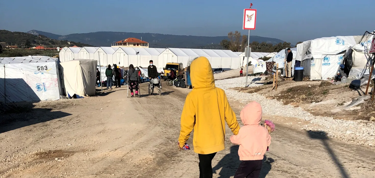 Zwei Kinder von hinten im Camp Kara Tepe auf Lesbos