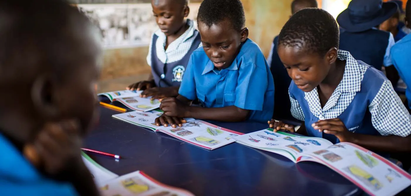 Schulkinder in Simbabwe erhalten durch Patenschaftsprogramme Leseförderung.