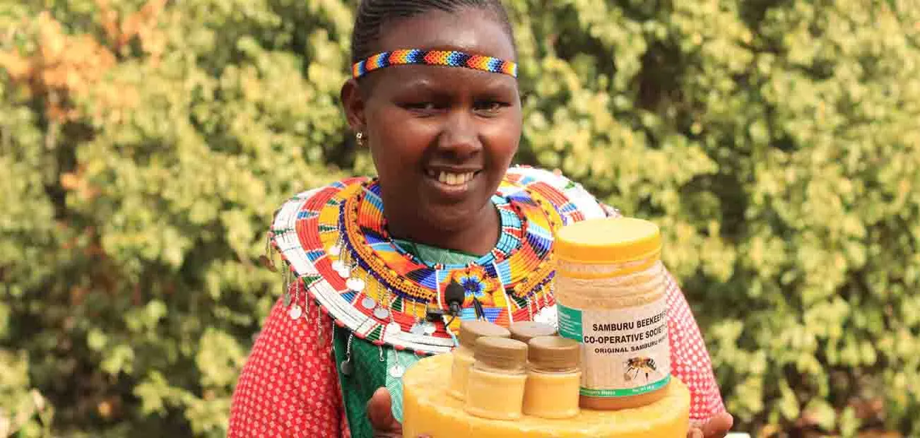 Imkerin aus Kenia mit Honig
