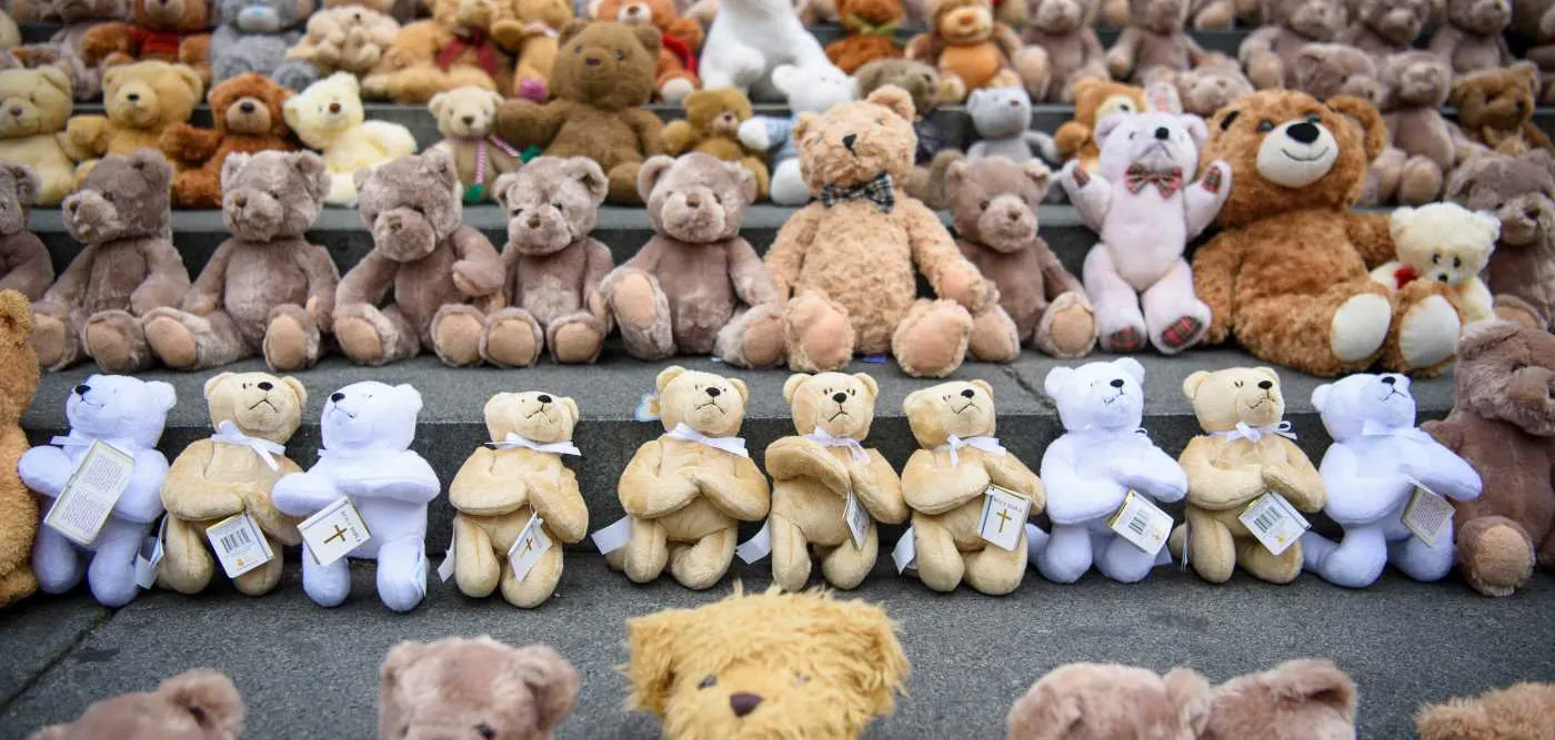 Mahnmal aus 740 Teddybären - Jede Kindheit zählt 