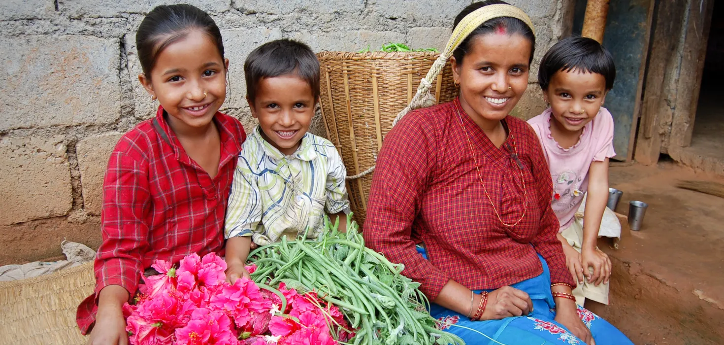 Bäuerin mit ihren Kindern in Nepal 