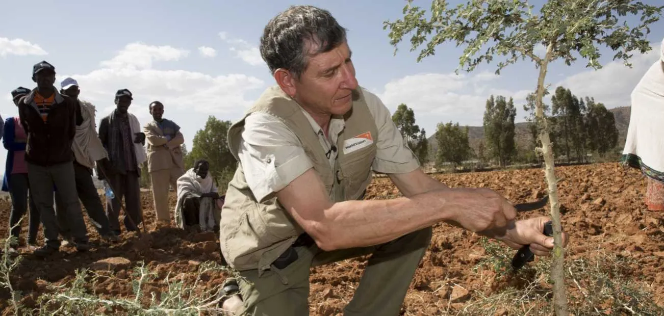 Tony Rinaudo beim Baumschnitt nach der FMNR-Methode