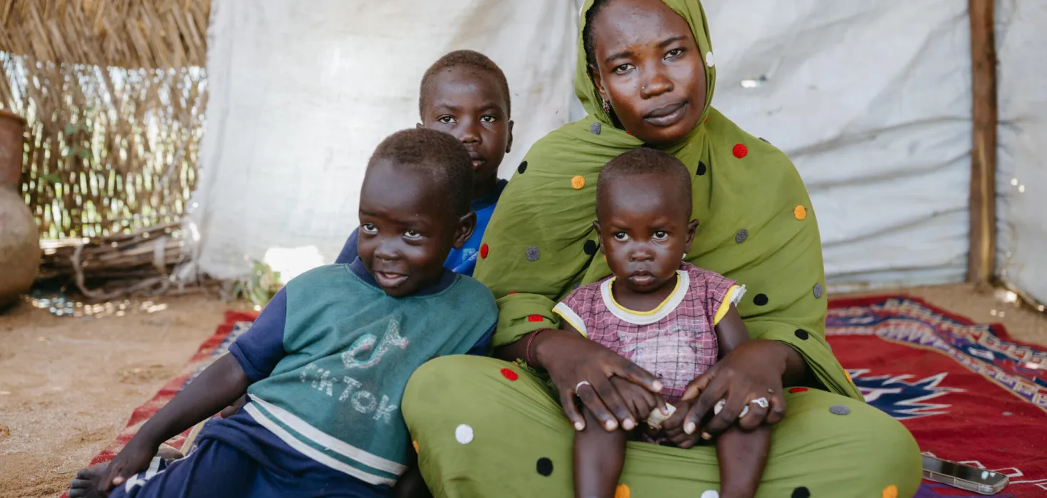 Besuch bei einer aus dem Sudan geflüchteten Mutter und ihren Kindern im Tschad