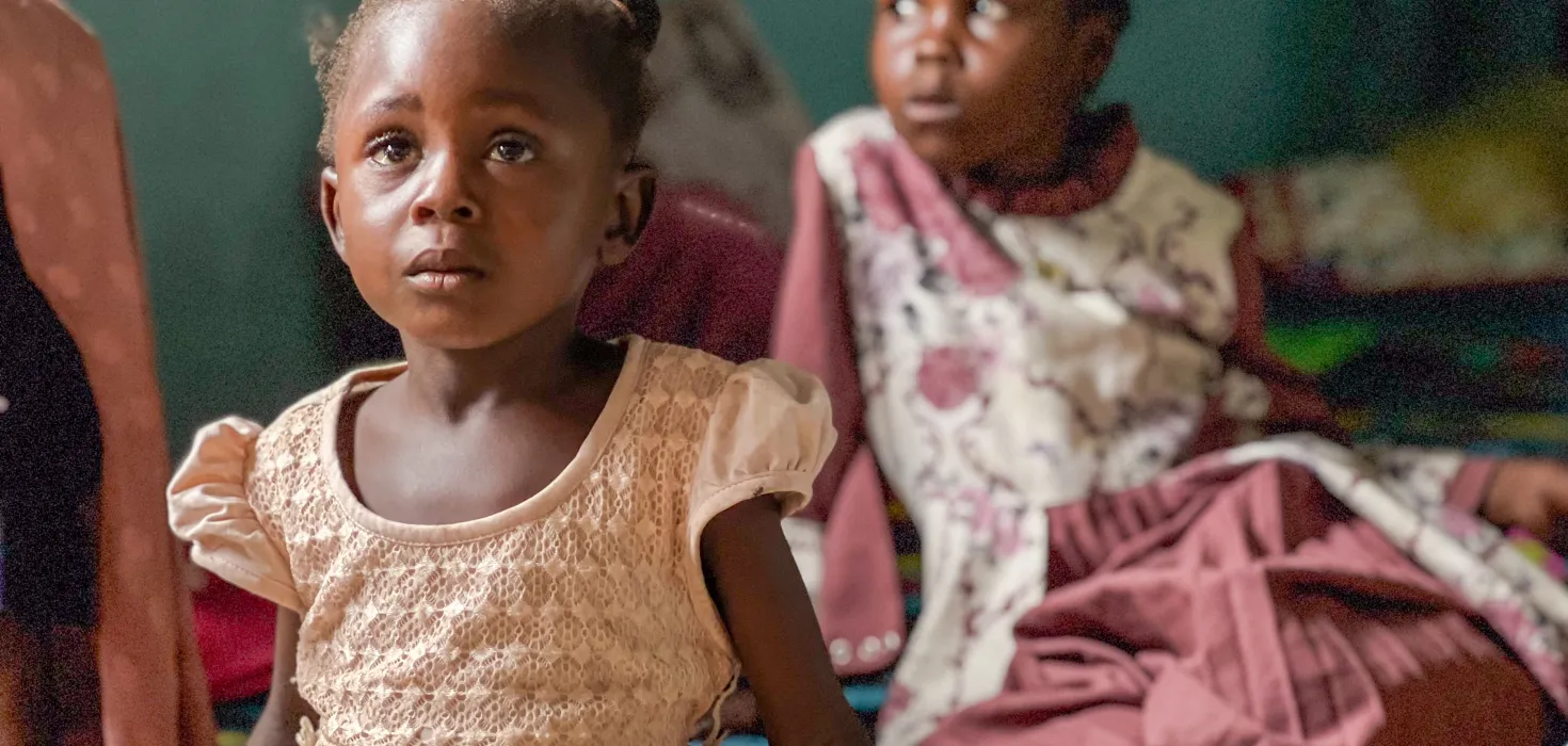 Mädchen, das an einem Kinderschutz-Aufklärungsprogramm in Darfur teilnimmt  