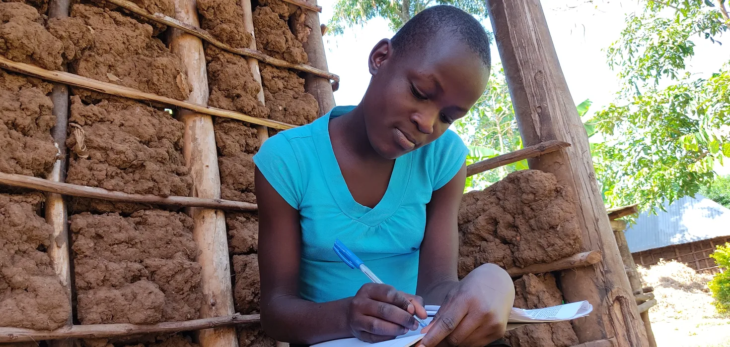 Mädchen aus Uganda im "Home Schooling" während der Corona-Pandemie