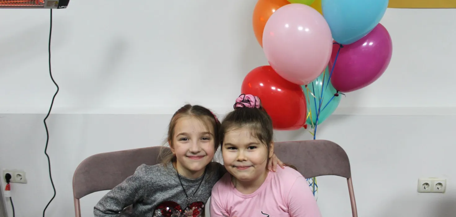 Zwei Mädchen in einem Kinderzentrum in der Ukraine
