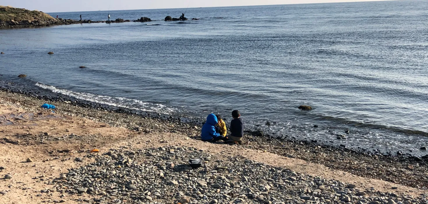 Kinder am Strand von Lesbos
