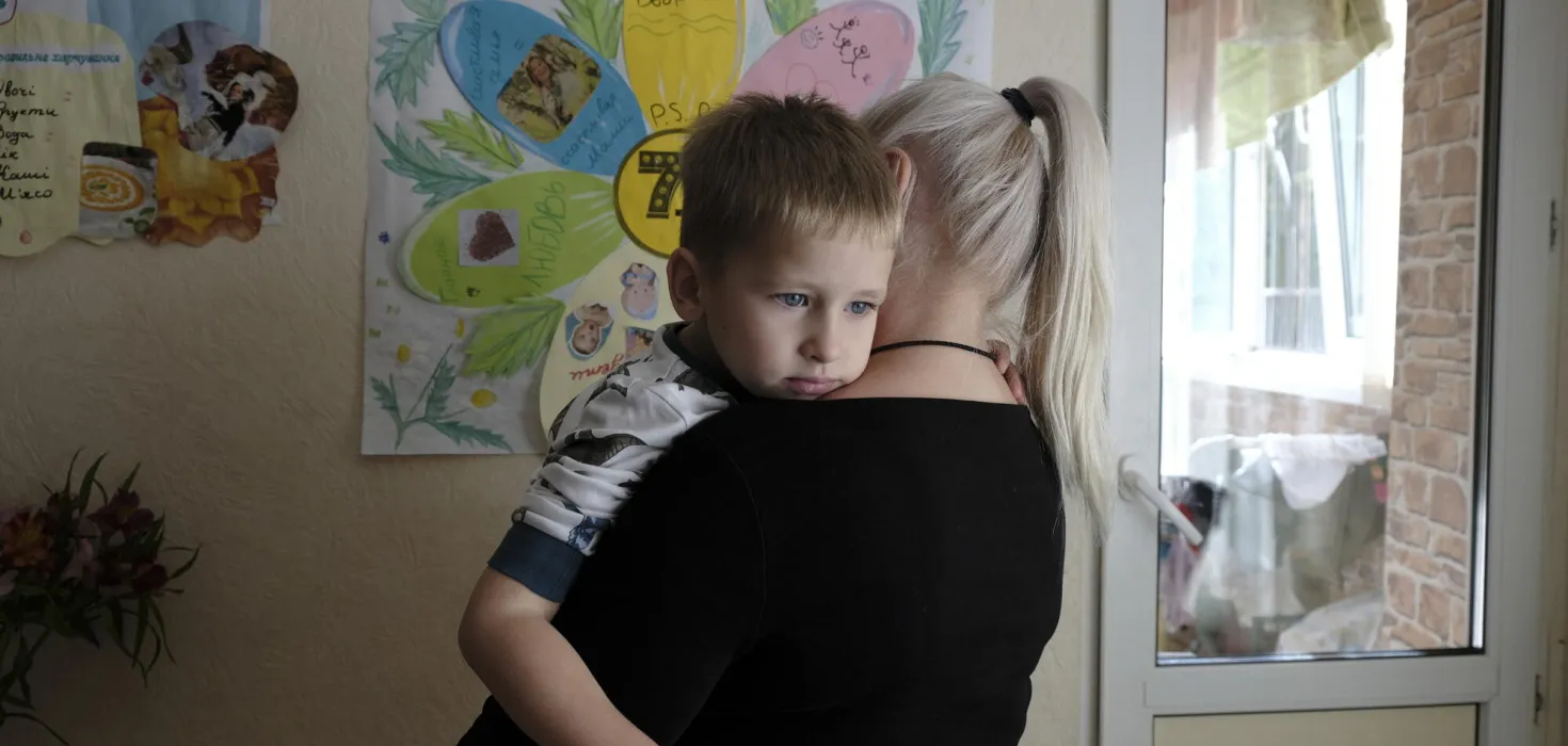Mutter mit Kind in einem von World Vision geförderten Frauenhaus in der Ukraine