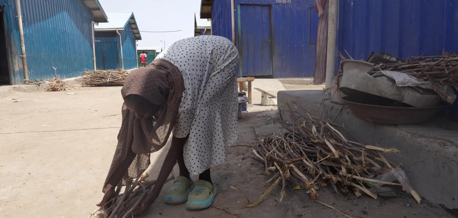 Mangelhafte Versorgung zwingt geflüchtete Kinder wie dieses Mädchen aus Sudan zur Kinderarbeit.