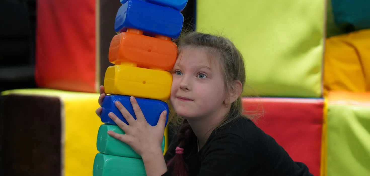 Kinderzentrum in der Zenral-Ukraine: Mädchen baut einen Turm.
