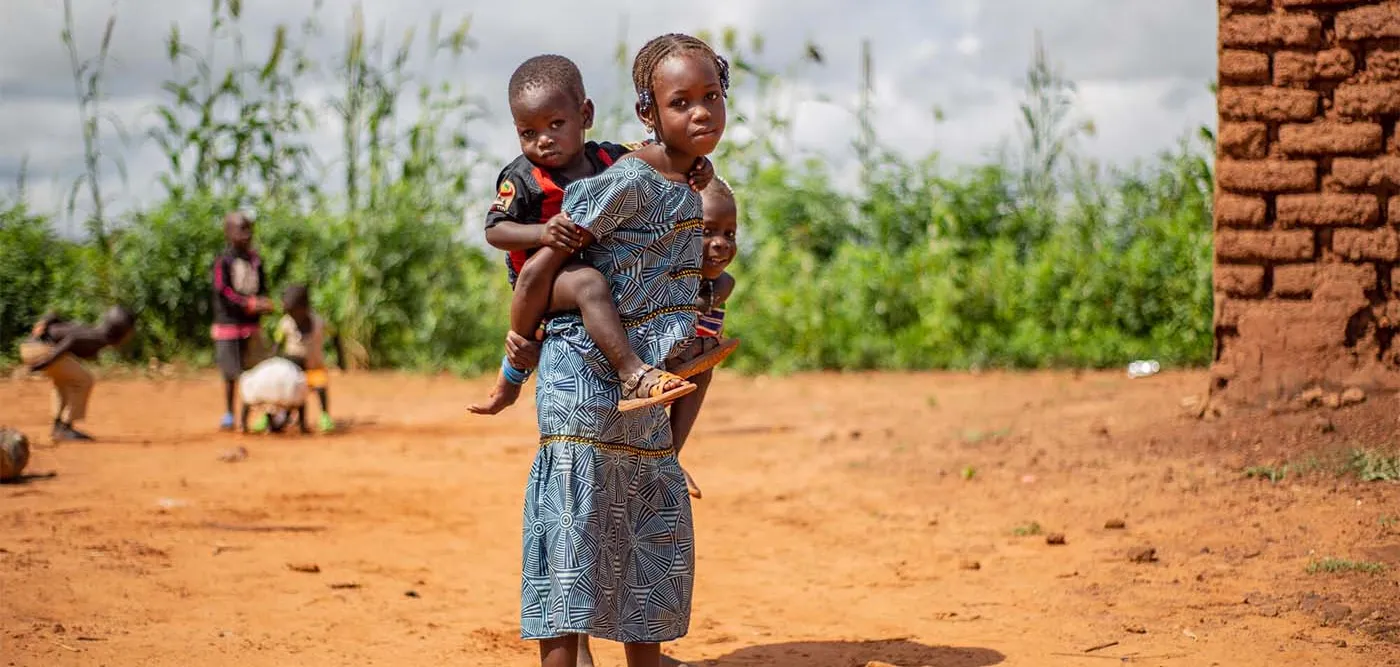 Kinder in einem Dorf in Burkina Faso