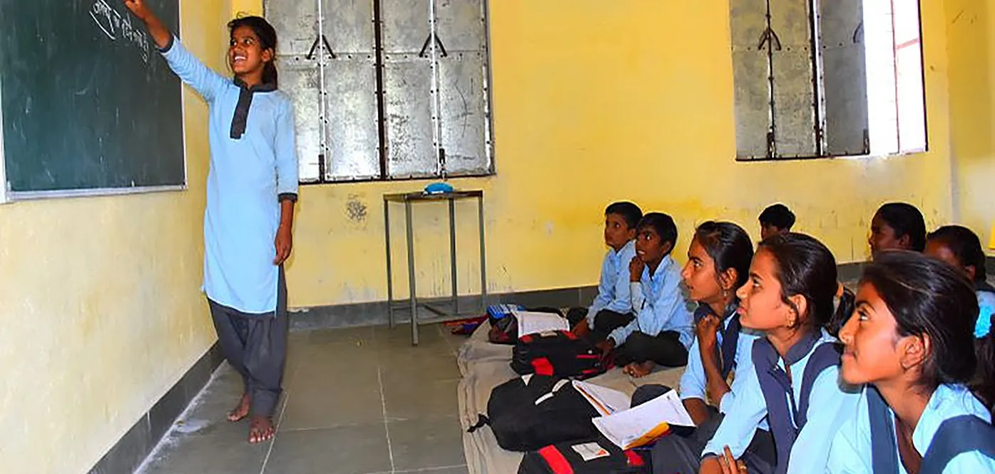 Mädchen vor der Klasse in Indien
