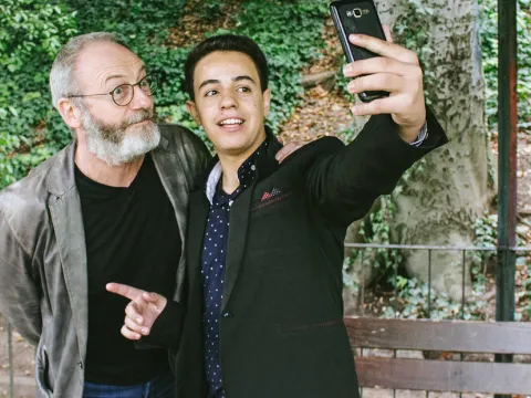 Liam Cunningham trifft Flüchtling