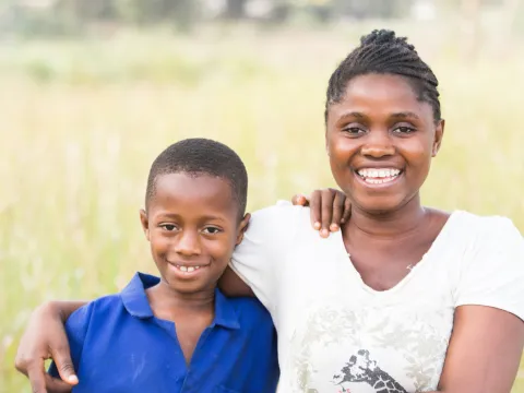 Patenkind Moinina mit seiner Mutter in Sierra Leone