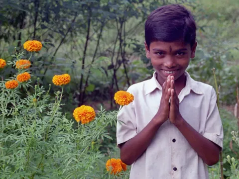 Grüßendes Kind in Indien