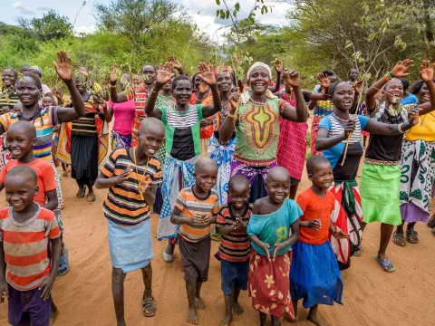 Kinder und Frauen in Kenia