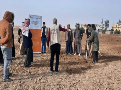 Menschen aus dem Irak, die mit dem Projektaufbau beginnen.