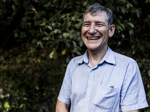 Visionär und Renaturierungspionier Tony Rinaudo fröhlich im Wald in Äthiopien