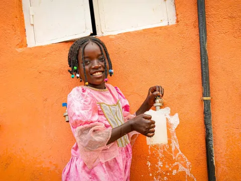 sauberes Trinkwasser weltweit, Kinder aus Kambodscha trinken Wasser