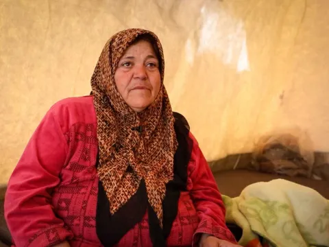 Frau aus Syrien in einer Notunterkunft