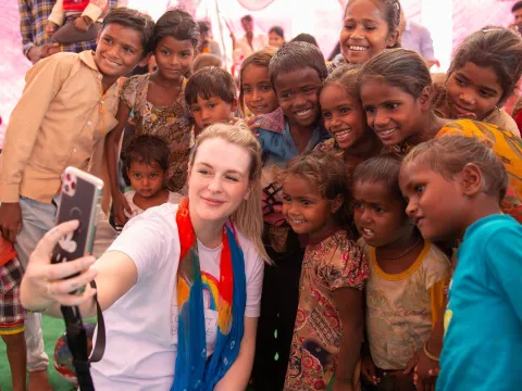 Bloggerin Anna mit Kindern in Indien