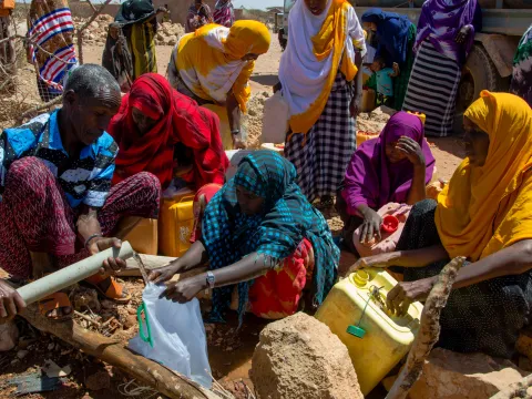 Frauen in Somalia erhalten Wasser durch Nothilfe von World Vision