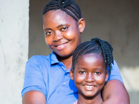 Patenkind Isata aus Sierra Leone mit ihrer Mutter