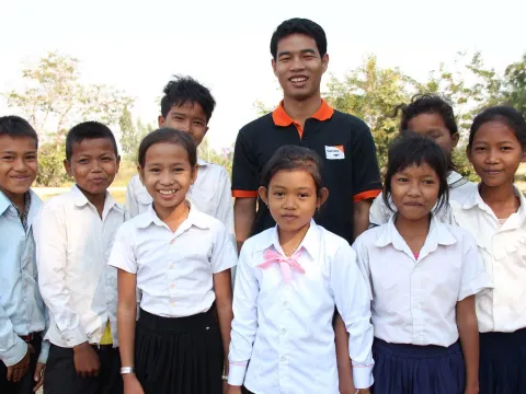 Lay Sinet mit Kindern in Kambodscha