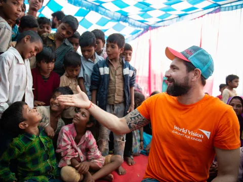 Influencer Paul mit Kindern in Indien