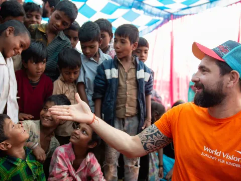 Influencer Paul mit Kindern in Indien