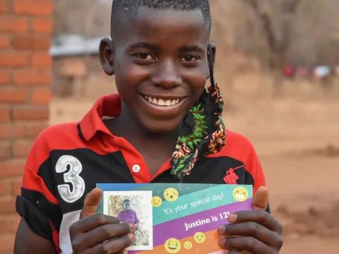 Patenkind Justine aus Sambia mit seiner Geburtstagskarte