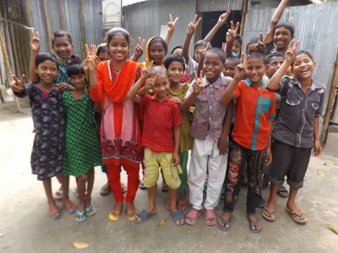 Jesmin aus Bangladesch mit Freunden
