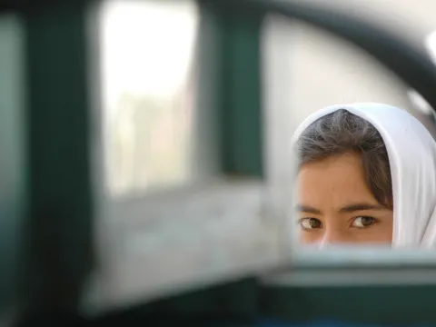 Ausschluss der Mädchen von höherere Bildung in Afghanistan: Eine Schülerin blickt durch ein Fenster