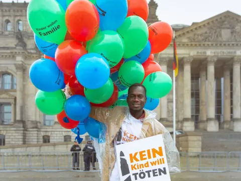 Innocent Owonya spricht bei der World Vision-Aktion am Bundestag im Namen vieler ehemaliger Kindersoldaten die auf eine Chance zu einem Leben ohne Gewalt hoffen.