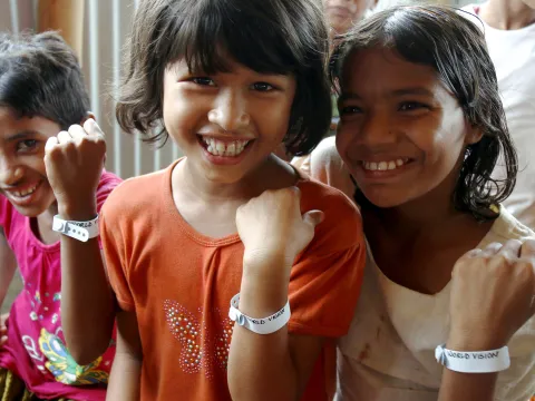 Arche und ihre Freundinnen freuen sich über das Identifikations-Armband von World Vision