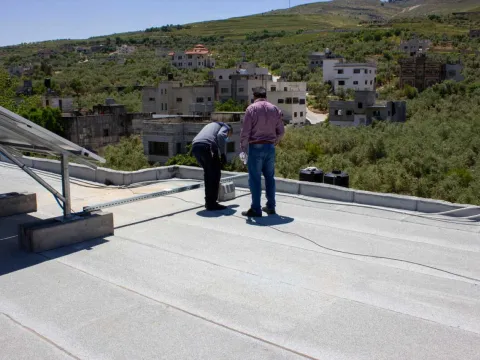 Installation von Solarpanel im Westjordanland