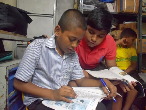 Bücherwürmer in Dharavi haben ein Zuhause