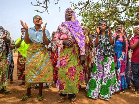 Frauen in Ghana feiern zusammen