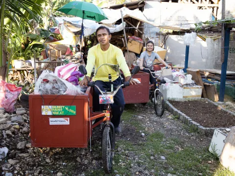 Recycling-Mitarbeiter sammeln u.a. Plastikmüll per Fahrrad in Cotabato City