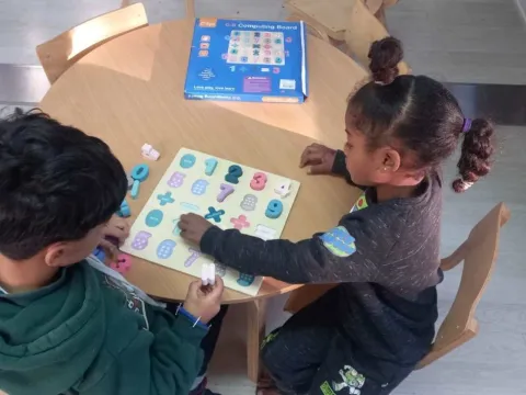 Flüchtlings- und Migrantenkinder beim Spielen in Schutz