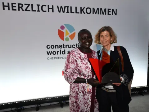 Bäuerin Nancy Kemboi und Reporterin Bettina Rühl